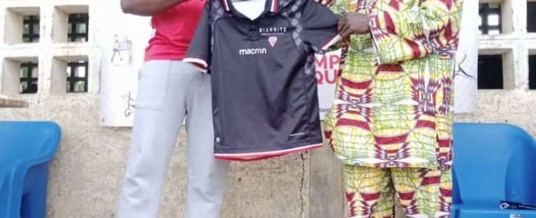 Aboudoulaye Safoua (à gauche) remettant un exemplaire de maillot au chef quartier de Tchawanda (à droite)